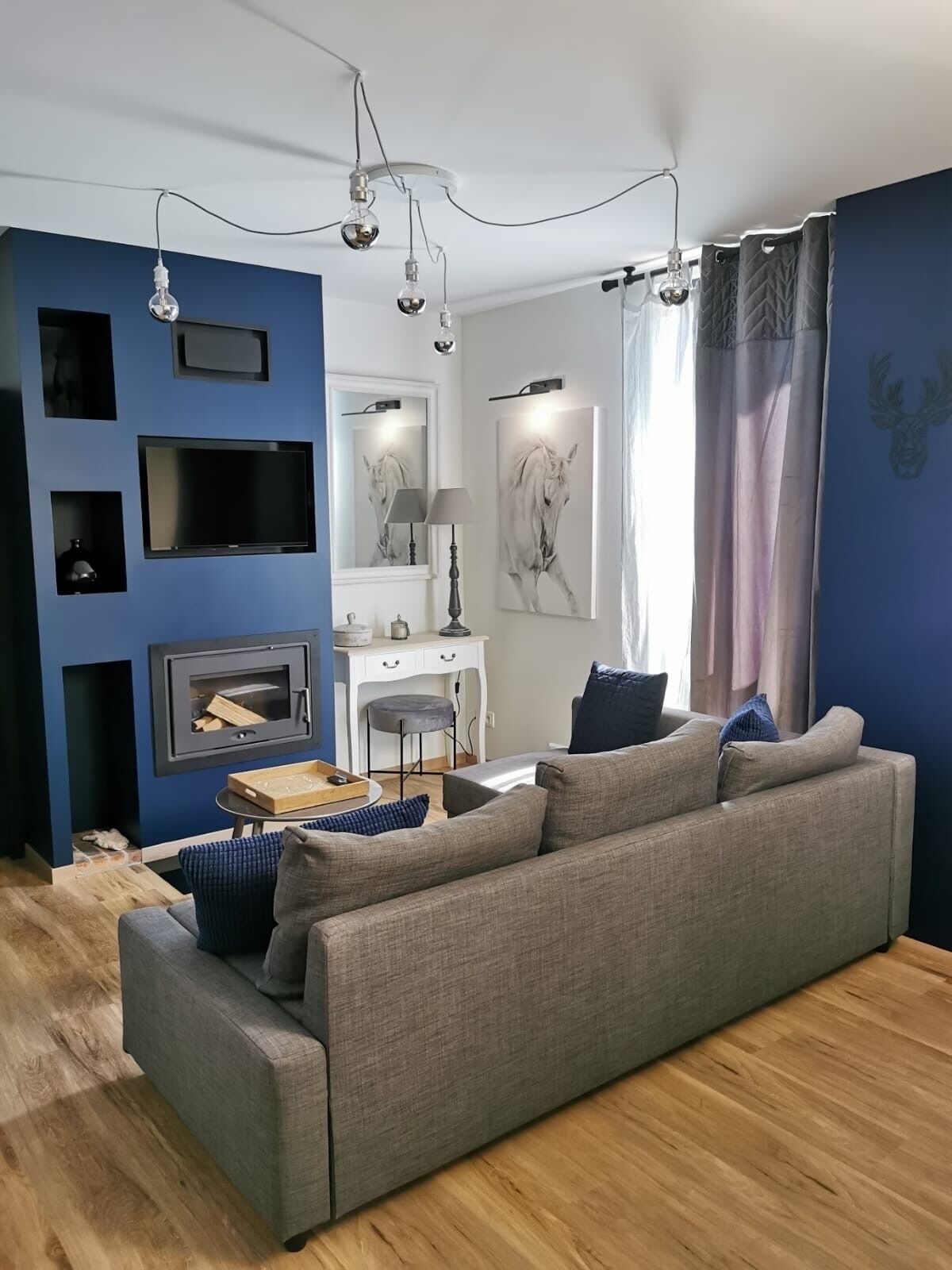 Smart-tv, een open haard, een stereo en een printer