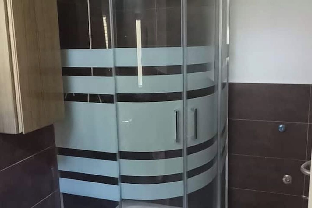 Douche, sèche-cheveux, bidet, serviettes fournies