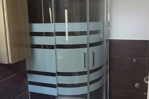 Shower, hair dryer, bidet, towels - Cozy ground-floor mini apartment a few meters from Rimini's dockyard (Rimini)