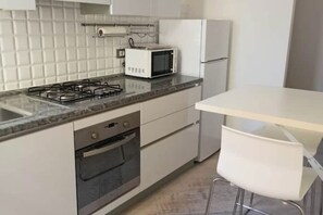 Private kitchen - Cozy ground-floor mini apartment a few meters from Rimini's dockyard (Rimini)