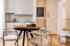 電冰箱、微波爐、烤箱、爐台