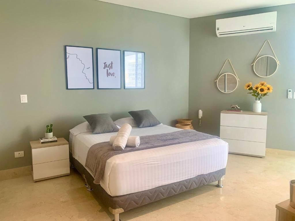 Escritorio y espacio para trabajar con laptop 