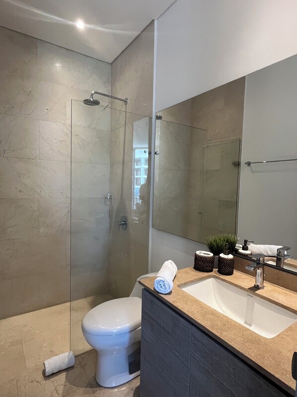 Bathroom - Grand Marina Oceanview Apartments by Xarm Apartments (Santa Marta)