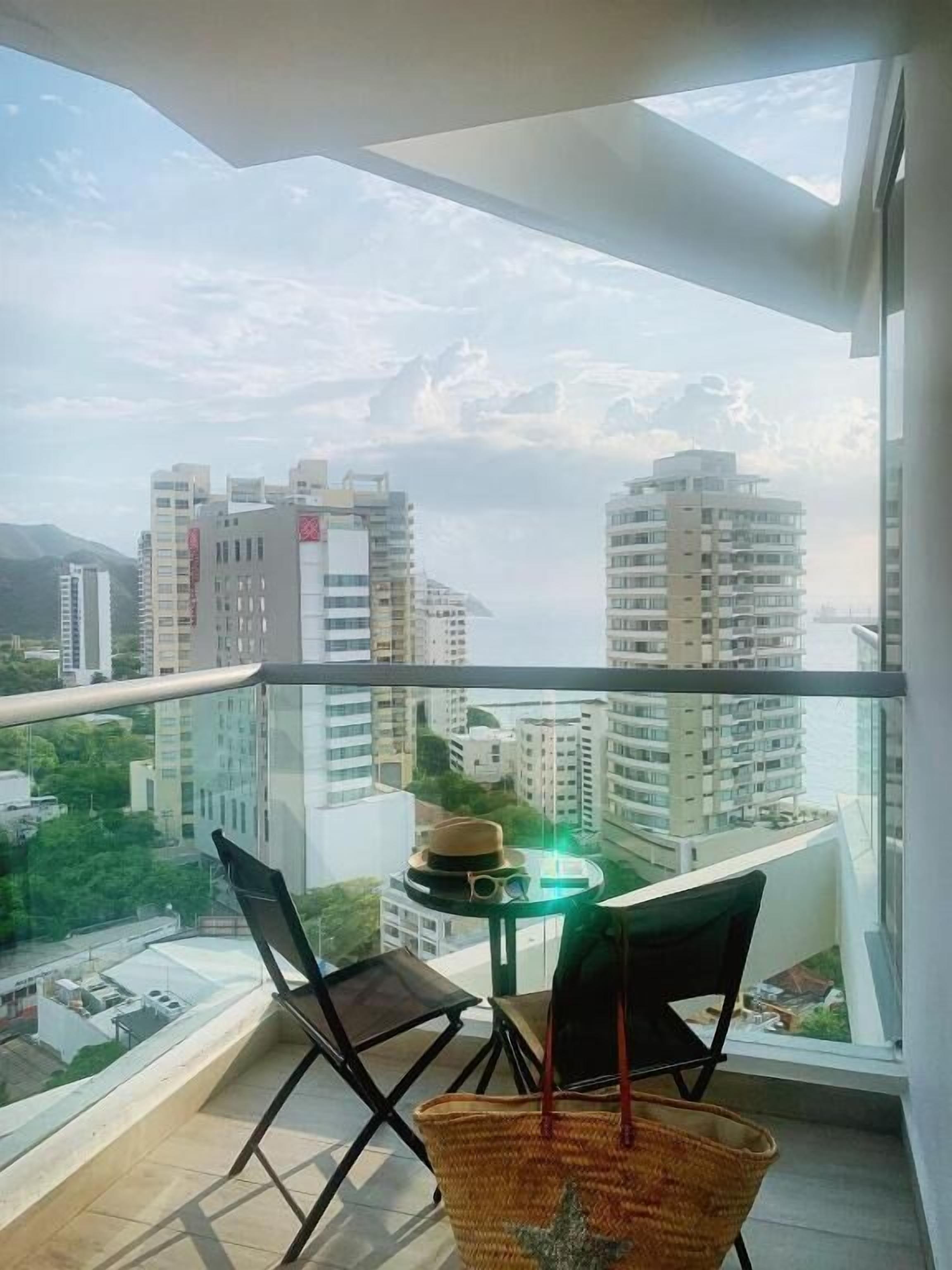 Escritorio y espacio para trabajar con laptop 