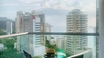 Escritorio y espacio para trabajar con laptop