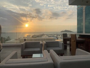 55-cm flat-screen TV with digital channels - Grand Marina Oceanview Apartments by Xarm Apartments (Santa Marta)