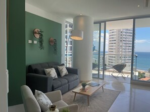 Appartement Standard, 1 chambre, balcon, vue mer | Coin séjour | Télévision à écran plat de 55 cm avec chaînes numériques