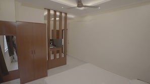 Deluxe-Doppel- oder -Zweibettzimmer, Gartenblick | Schreibtisch, laptopgeeigneter Arbeitsplatz, schallisolierte Zimmer