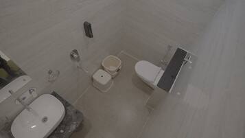 Deluxe Double or Twin Room, Garden View | Bilik Mandi | Pancuran mandi, selipar, tuala disediakan, sabun