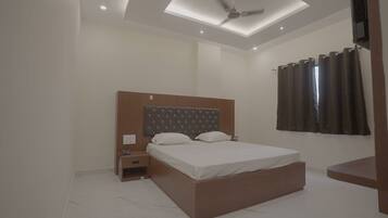 Deluxe Double or Twin Room, Garden View | Meja, ruang kerja komputer riba, kalis bunyi, Wi-fi percuma