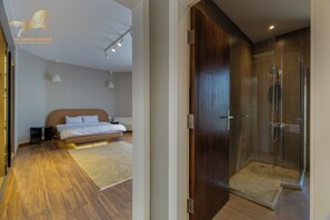 高級別墅, 5 間臥室, 泳池景, 行政樓層 | 埃及棉床單、高級寢具、遮光窗簾/窗簾、熨斗/熨衫板