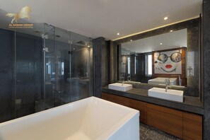 Villa superior, 5 habitaciones, vistas a la piscina, planta ejecutiva | Baño | Artículos de higiene personal gratuitos, zapatillas, toallas y jabón