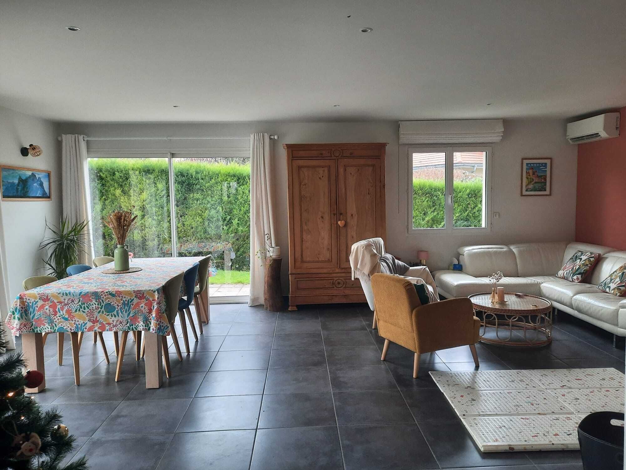 Televisión y chimenea 