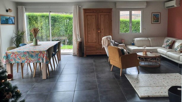 Living area - Large family home in Annecy 6 bedrooms 12 people 15 minutes from the lake! (Annecy)