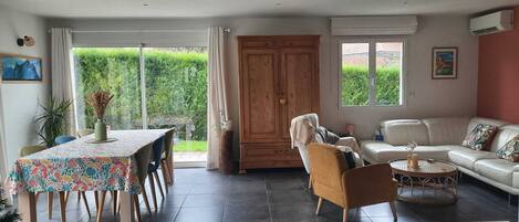 Televisión y chimenea