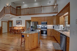 Microwave, oven, stovetop, dishwasher - Beautiful 3/3 Barndominium at Hawks Creek Farm (Gainesville)