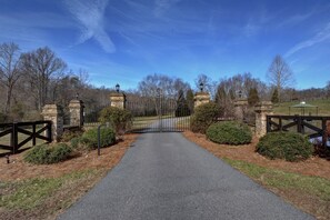 Property grounds - Beautiful 3/3 Barndominium at Hawks Creek Farm (Gainesville)