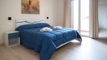 Doppelzimmer, Stadtblick | Zimmersafe, Schreibtisch, laptopgeeigneter Arbeitsplatz