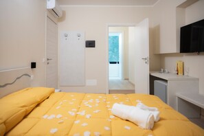 Caja de seguridad en la habitación y escritorio 