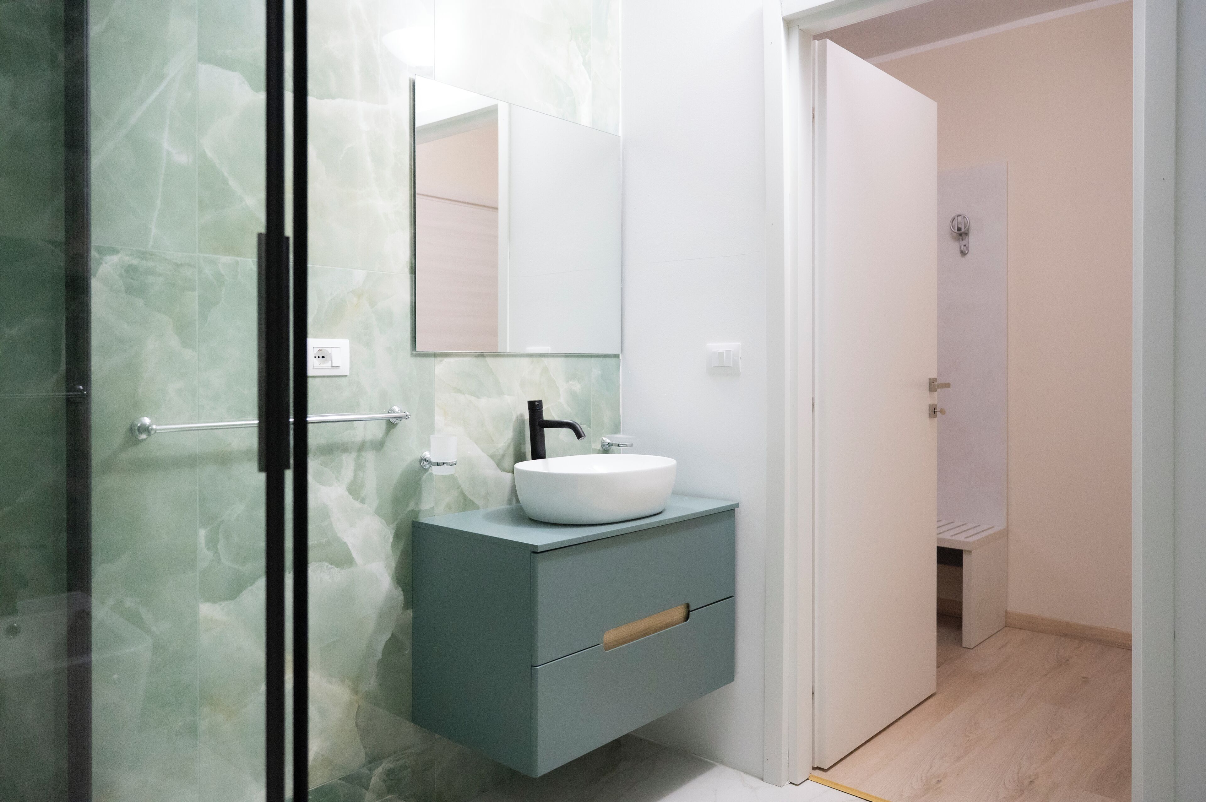 Kamar Double, pemandangan kota | Kamar mandi | Perlengkapan mandi gratis, pengering rambut, sandal, dan kloset