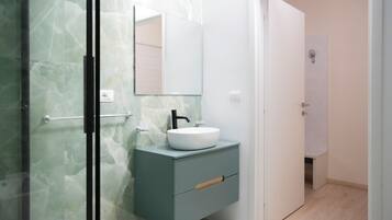 Kamar Double, pemandangan kota | Kamar mandi | Perlengkapan mandi gratis, pengering rambut, sandal, dan kloset