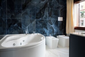 Kahden hengen huone, kaupunkinäköala | Kylpyhuone | Ilmaiset hygieniatuotteet, hiustenkuivaaja, tohvelit, pyyhkeet