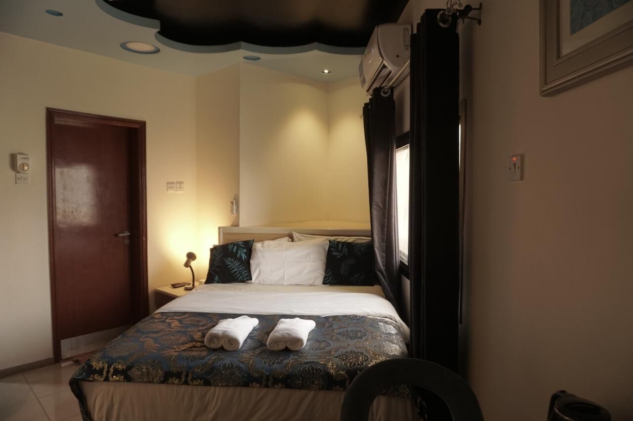 خزنة داخل الغرفة وستائر تعتيم وتجهيزات عازلة للصوت ومكواة/لوح كي