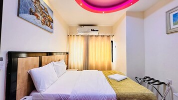 Caja fuerte, cortinas opacas, sistema de insonorización