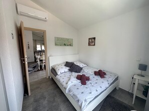 2 bedrooms, iron/ironing board, free WiFi, bed sheets - Apartment Sun - Happy Sun Apartments Sabunike, Croatia (Privlaka)