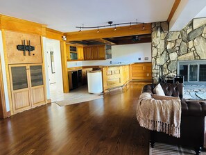 Interior - Villa Par, where comfort meets Golf Course bliss. (Raleigh)