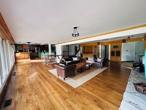 TV, fireplace - Villa Par, where comfort meets Golf Course bliss. (Raleigh)