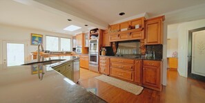 Microwave, oven, stovetop, dishwasher - Villa Par, where comfort meets Golf Course bliss. (Raleigh)