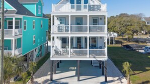 A two-story beachfront house with a balcony on the upper floor, a covered porch on the lower floor, and a clear view of the ocean. - BIG VIEW. New 2026. 7 BR/7.5 BT, private 25'x15' pool, elevator, Surfside Beach (Surfside Beach)