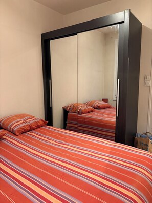3 dormitorios, tabla de planchar con plancha, Internet y ropa de cama