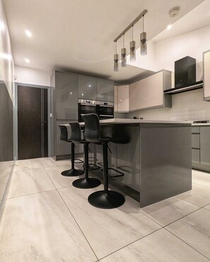 Private kitchen - Fabulous 5-bedroom house in Manchester perfect for Groups or Families getaway (Manchester)