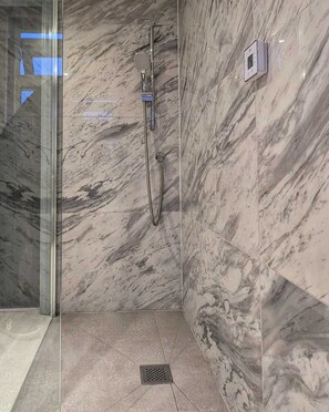 Hair dryer, bidet, towels, soap - Fabulous 5-bedroom house in Manchester perfect for Groups or Families getaway (Manchester)