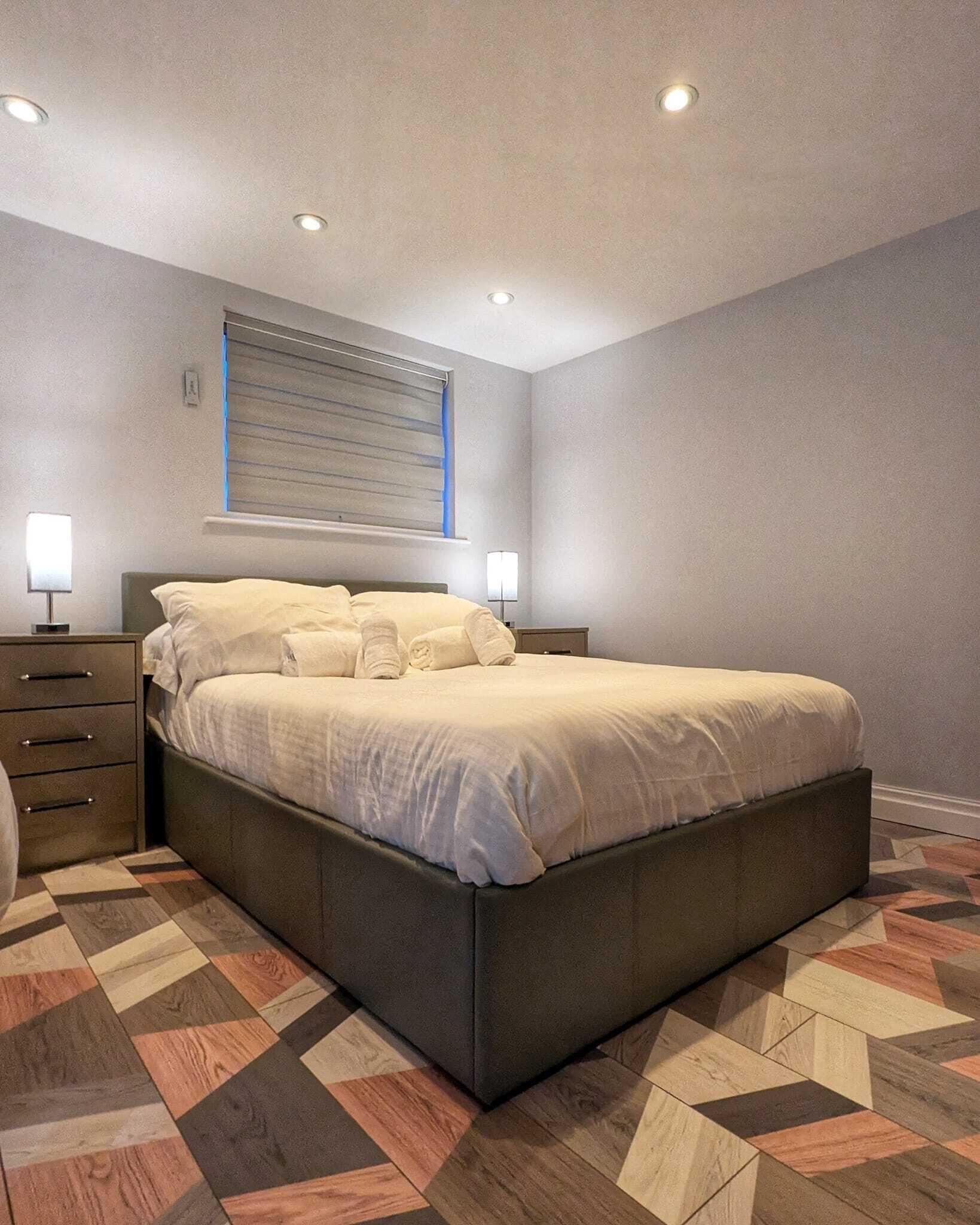 Tabla de planchar con plancha, wifi y ropa de cama 