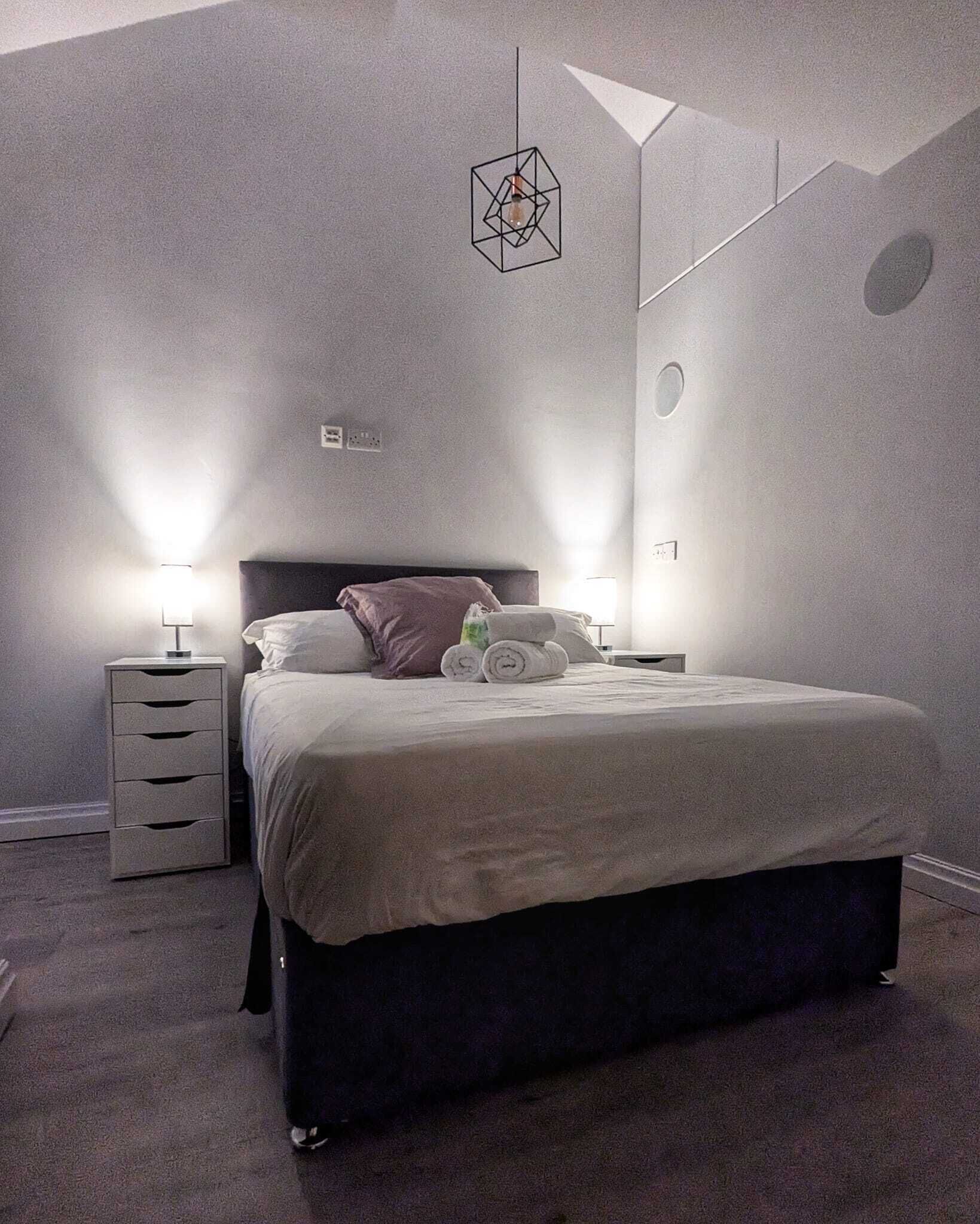 5 bedrooms, iron/ironing board, WiFi, bed sheets