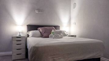 5 bedrooms, iron/ironing board, WiFi, bed sheets