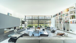 Smart TV, fireplace, table tennis