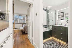 Bathroom - Stunning Flat in Chelsea, Kings Road with Balcony (Greater London)