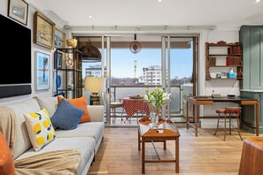 TV - Stunning Flat in Chelsea, Kings Road with Balcony (Greater London)