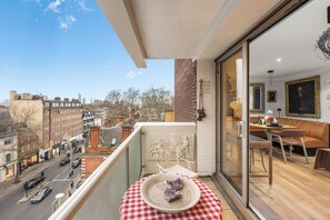 Outdoor dining - Stunning Flat in Chelsea, Kings Road with Balcony (Greater London)