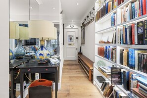 Interior - Stunning Flat in Chelsea, Kings Road with Balcony (Greater London)