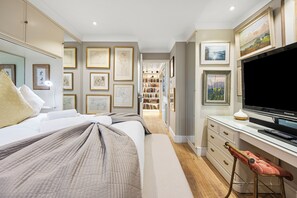 1 bedroom, desk, WiFi - Stunning Flat in Chelsea, Kings Road with Balcony (Greater London)