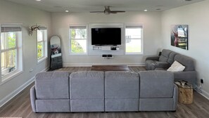 Smart TV, stereo, computer monitors - Modern Beautiful Beach House Biloxi Mississippi (Biloxi)