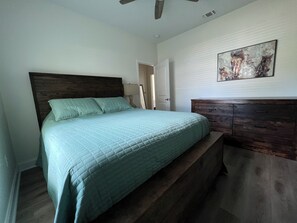 3 Schlafzimmer, Schreibtisch, Bügeleisen/Bügelbrett, Reisekinderbett