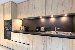 Cafetera o tetera, frigorífico, microondas y horno
