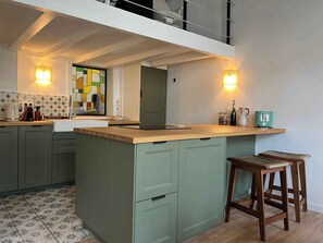 Fridge, oven, dishwasher, coffee/tea maker