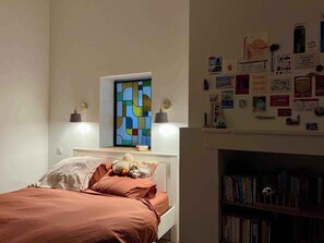 Iron/ironing board, WiFi, bed sheets